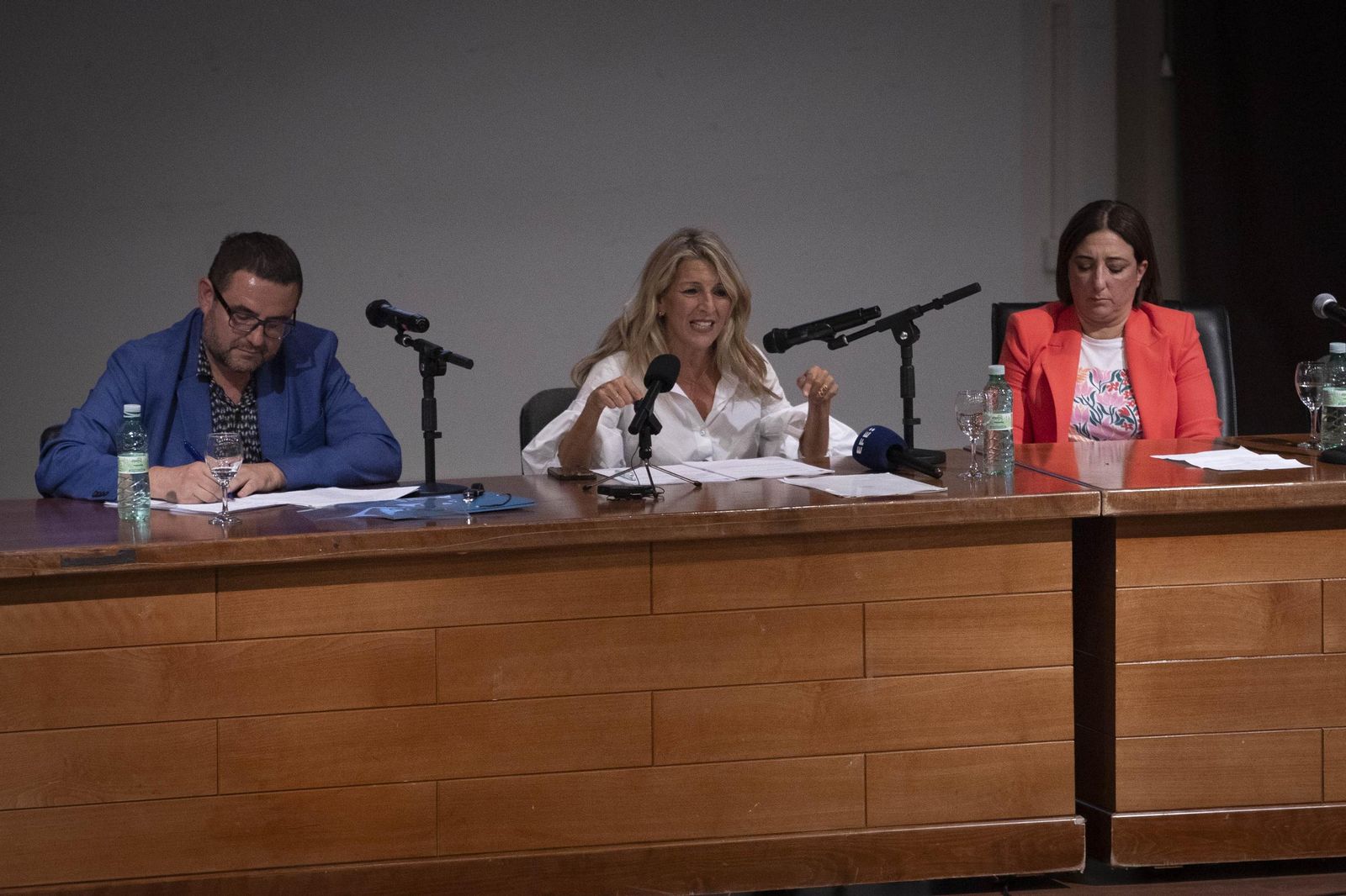 Así ha sido el tenso recibimiento a la vicepresidenta Yolanda Díaz en la Universidad de Granada: las imágenes
