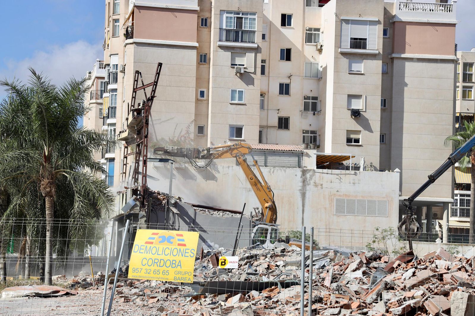 Las antiguas cocheras de Portillo reducidas a escombros en fotos