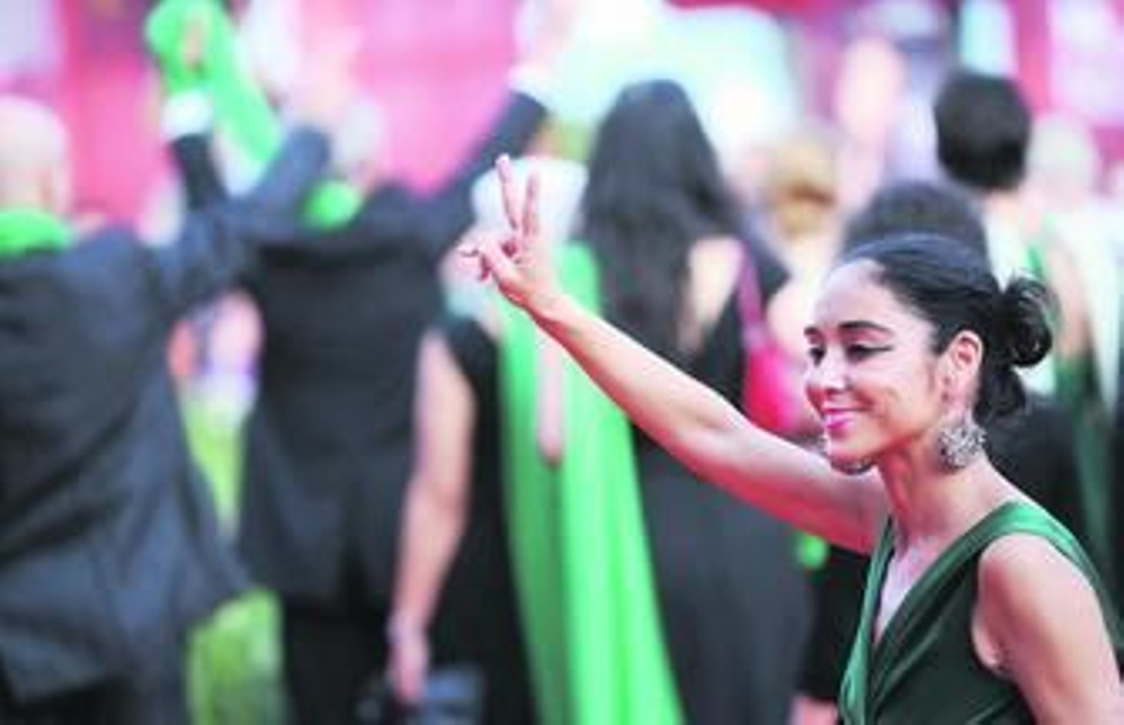 Neshat luce el signo de la victoria en la alfombra roja del Festival de Cine italiano antes de presentar 'Mujeres sin hombres'.