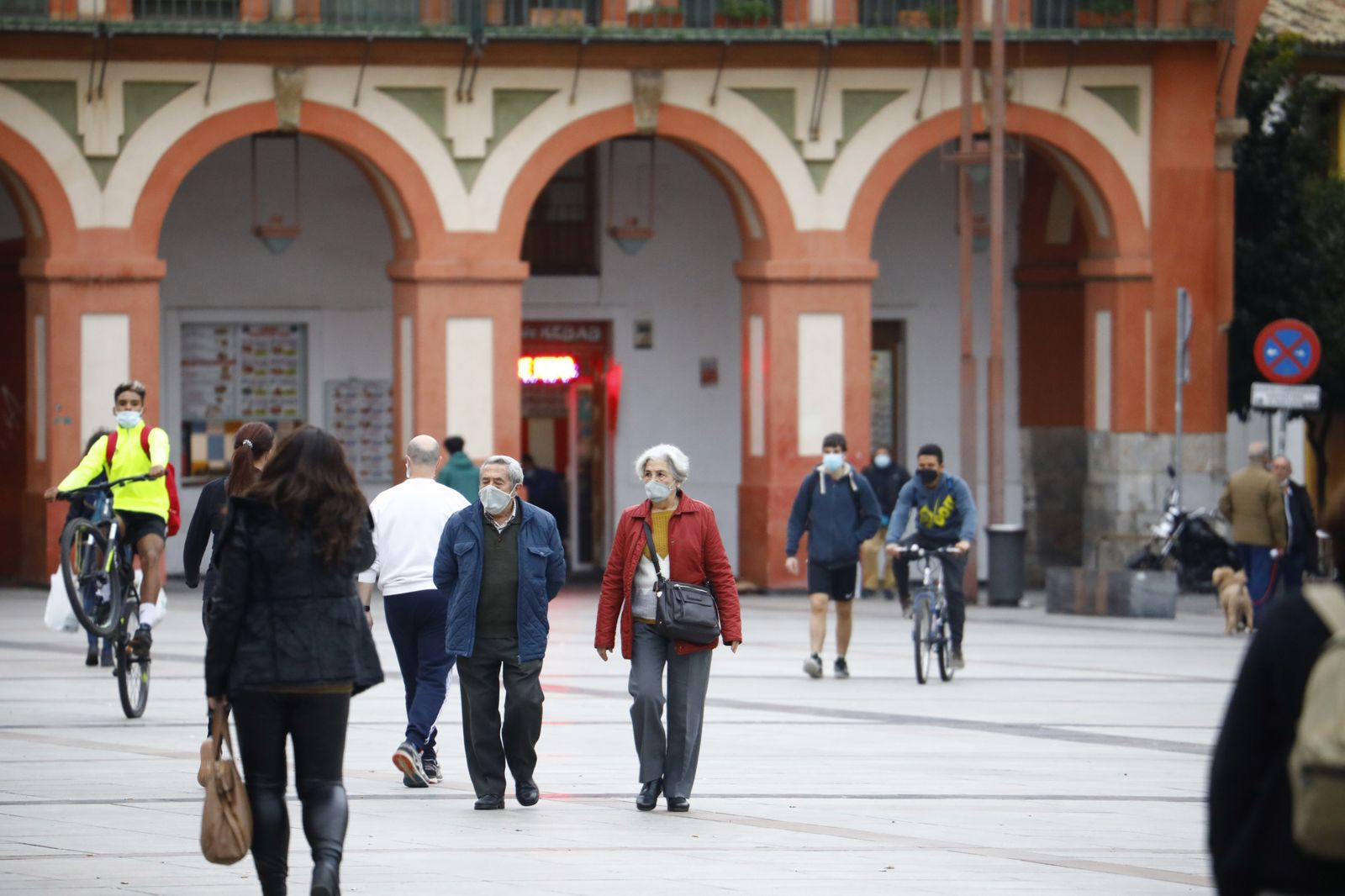 Varias personas pasean por la Corredera.