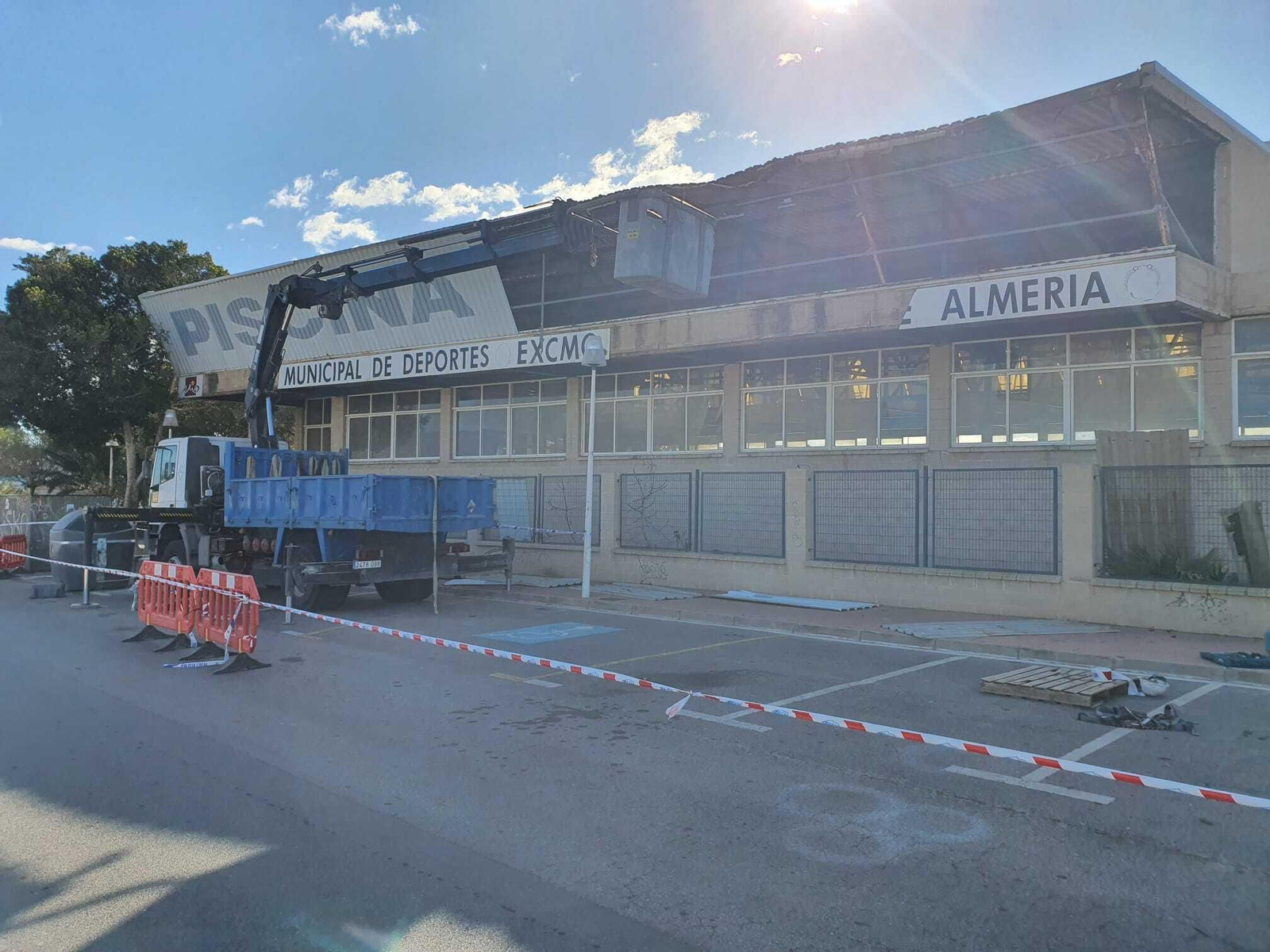 La fachada de la piscina, a medio desmontar. La fachada de la piscina, a medio desmontar.