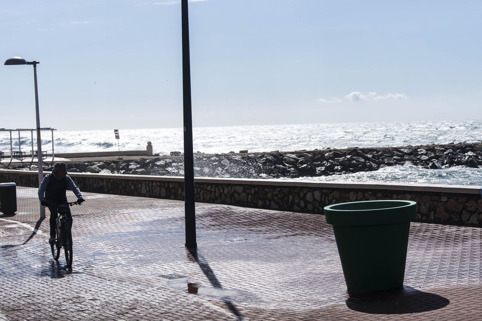 Las imágenes del viento que sacude Almería con rachas de hasta 93 km/h
