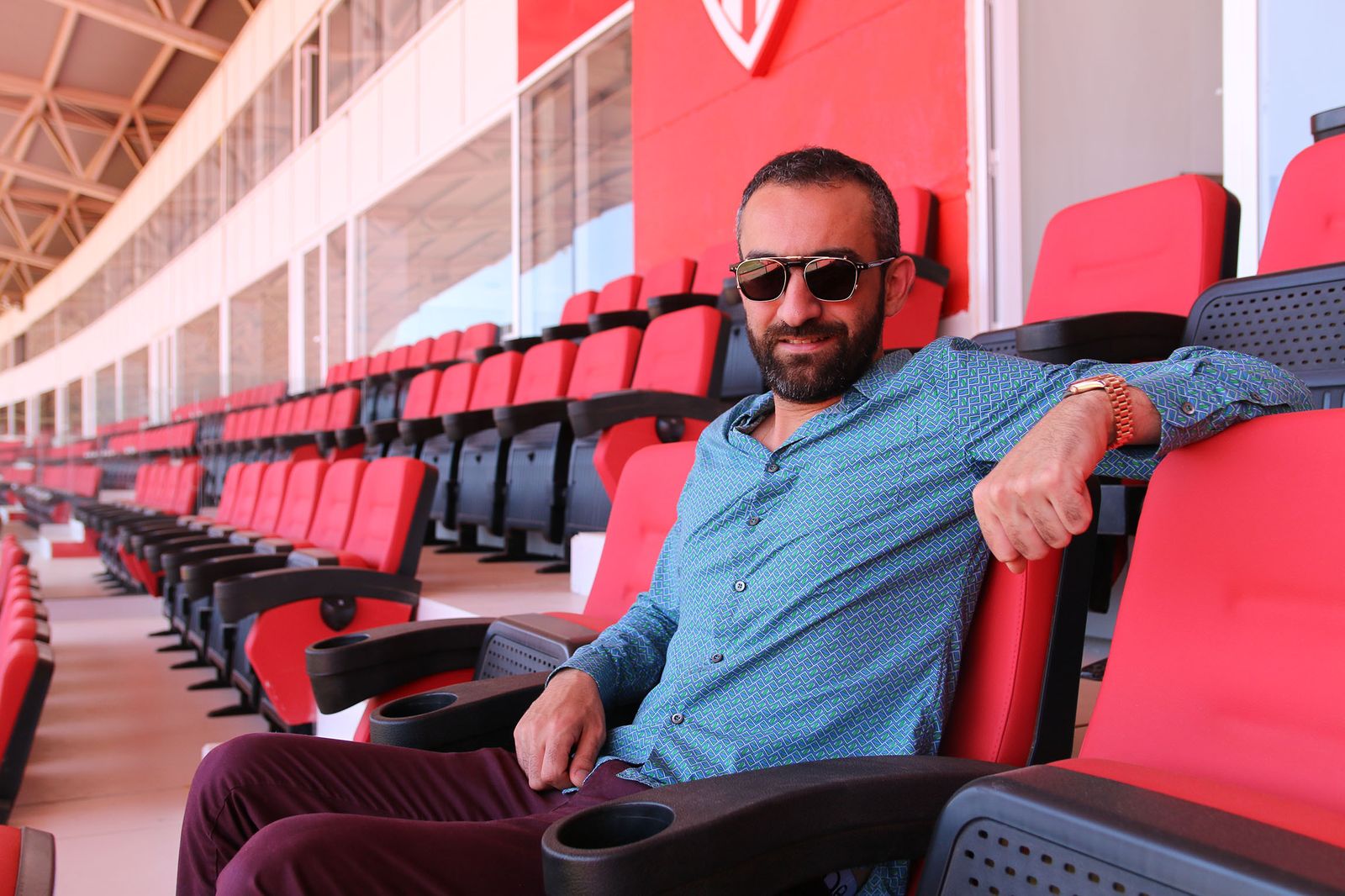 Mohamed El Assy posa para Diario de Almería e3n el palco del Power Horse Stadium