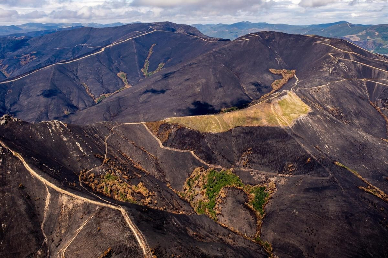 La Serra dos Cabalos, en Ourense, devastada por el fuego.