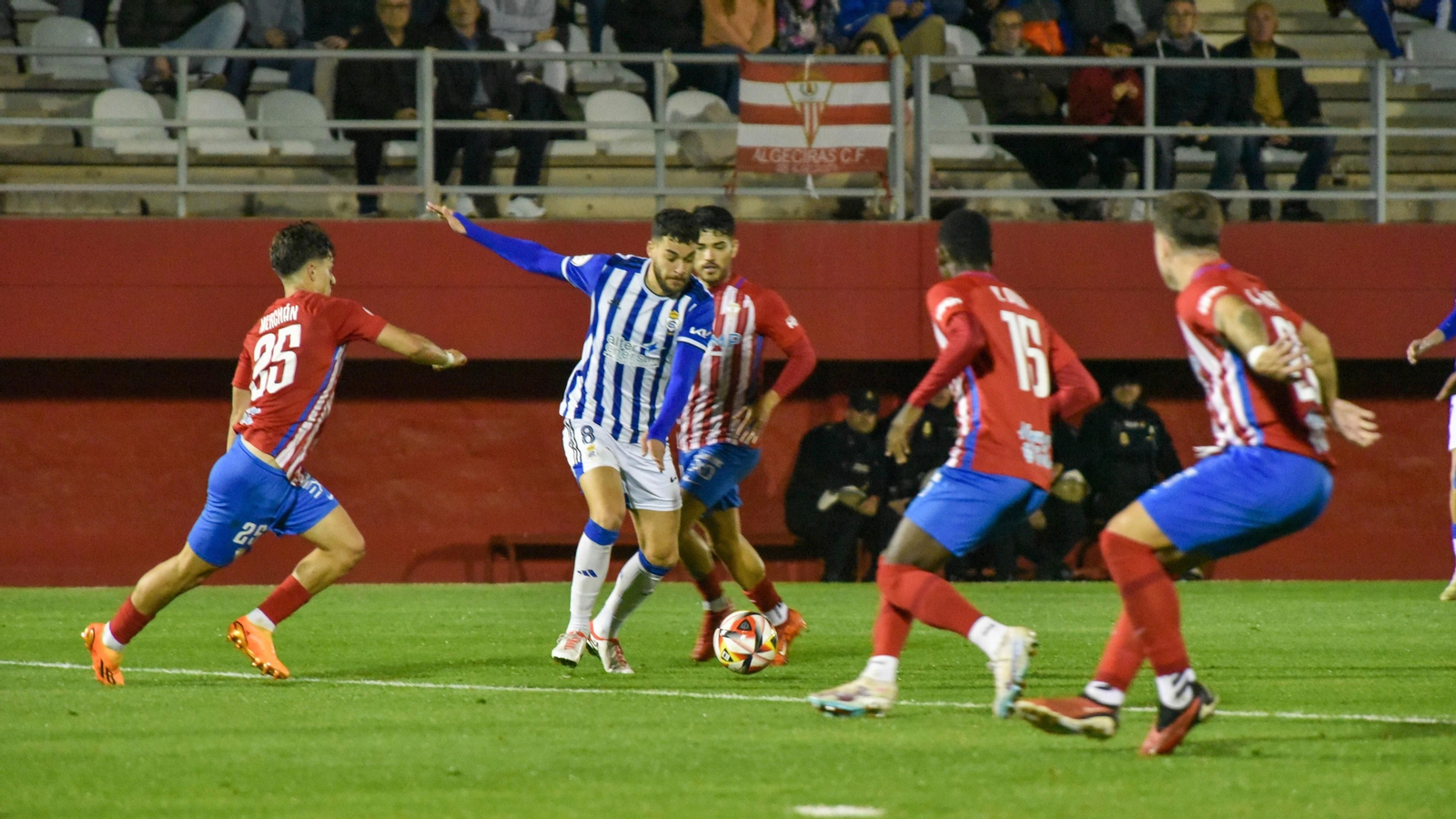 Luis Alcalde se dispone a disparar frente a rivales del Algeciras.