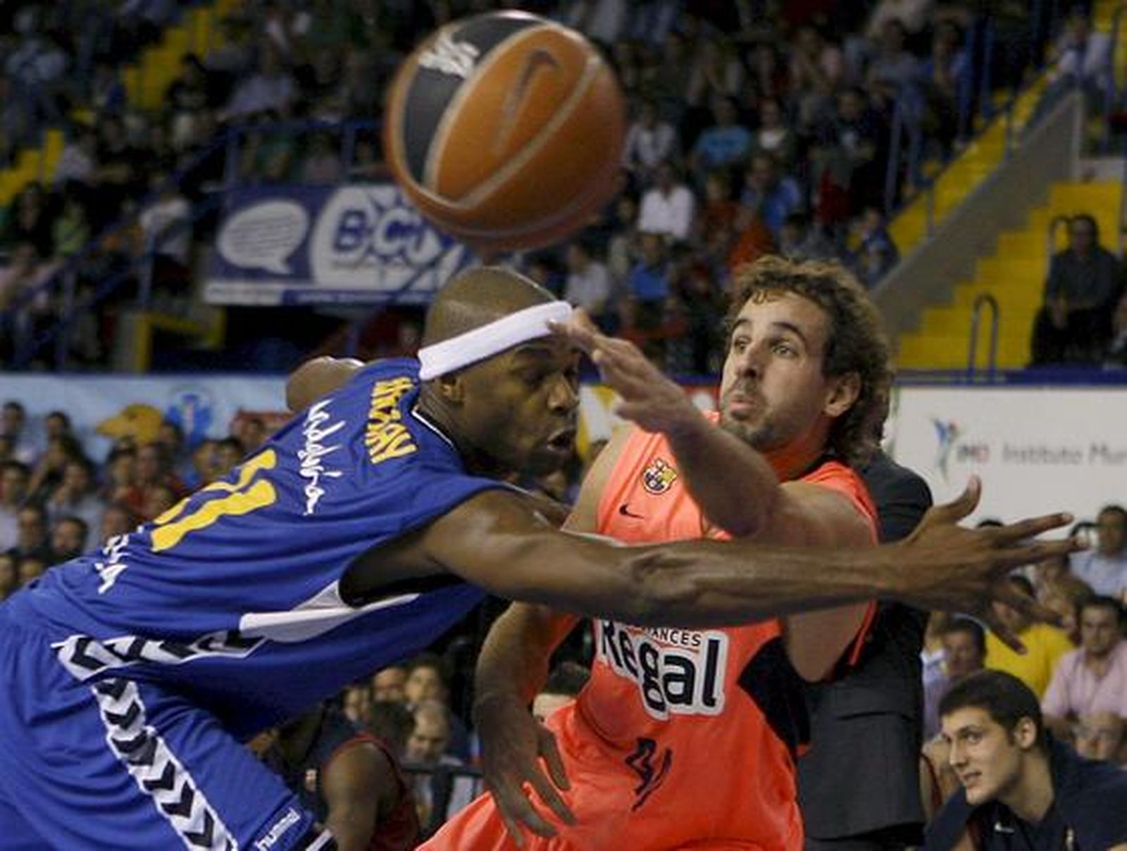 El Cajasol pierde con el Barcelona en San Pablo. / EFE