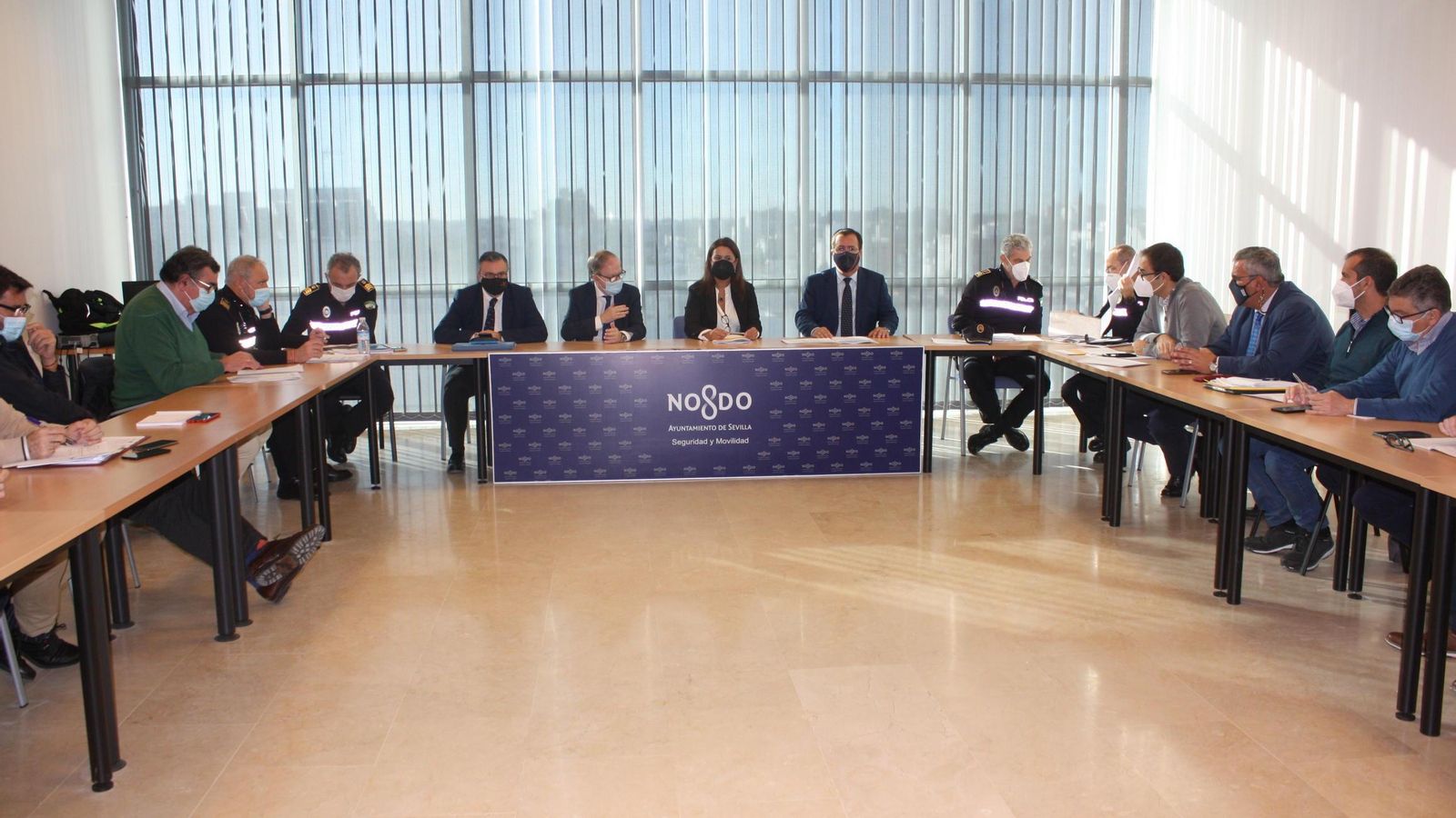 Los miembros del Ateneo y del Ayuntamiento durante la reunión mantenida ayer.
