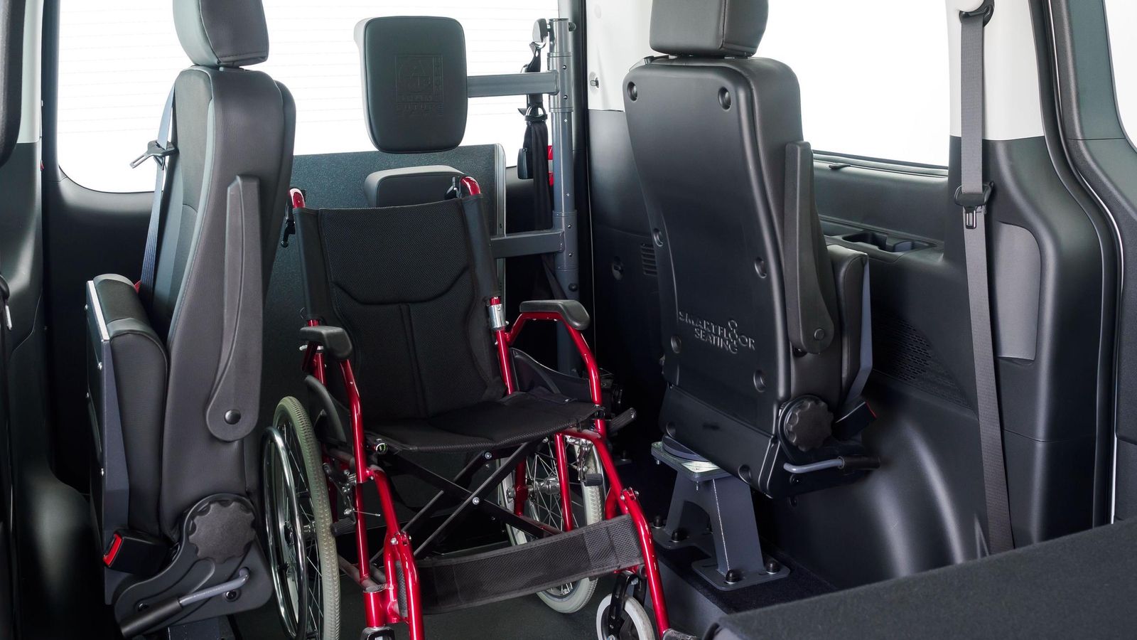 En su interior es posible acomodar una silla de ruedas que cuenta con los dispositivos de seguridad pasiva Futursafe.
