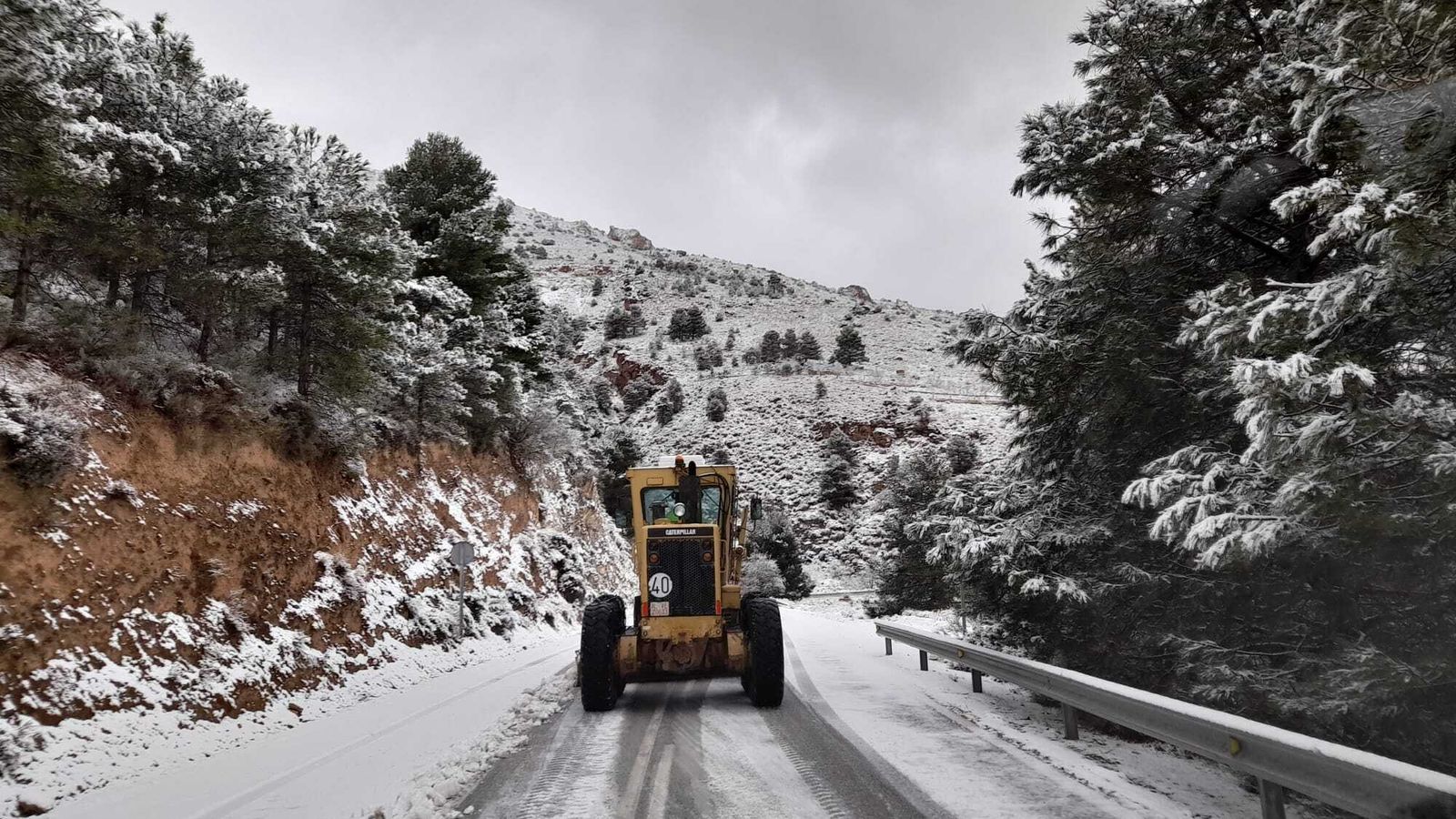 Las máquinas quitanieves de Diputación ya trabajan en estos momentos.