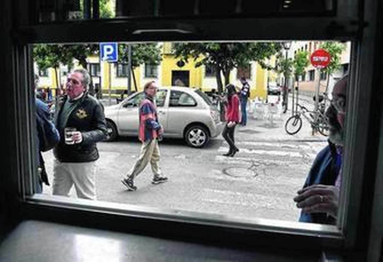 Vista de la plaza de San Antonio de Padua desde el interior del bar Rodríguez.