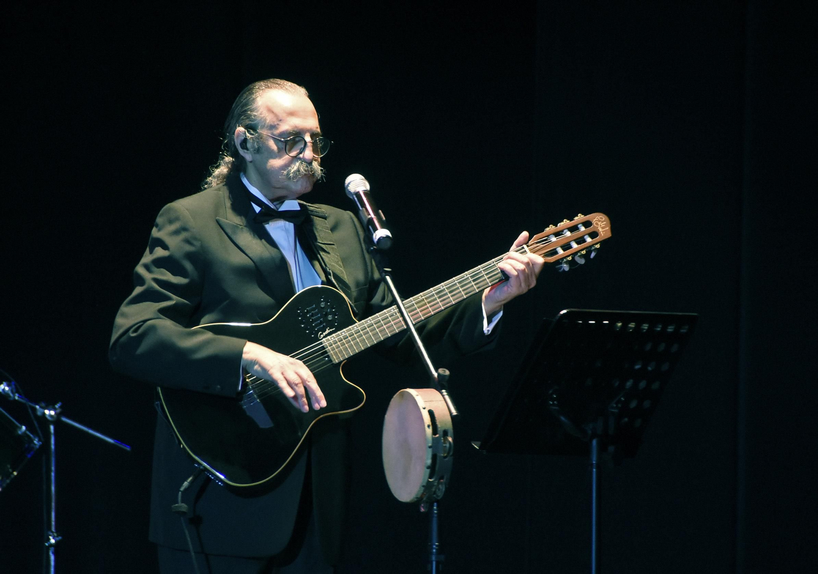 Pascual  González , con su guitarra y visiblemente emocionado, durante una actuación.