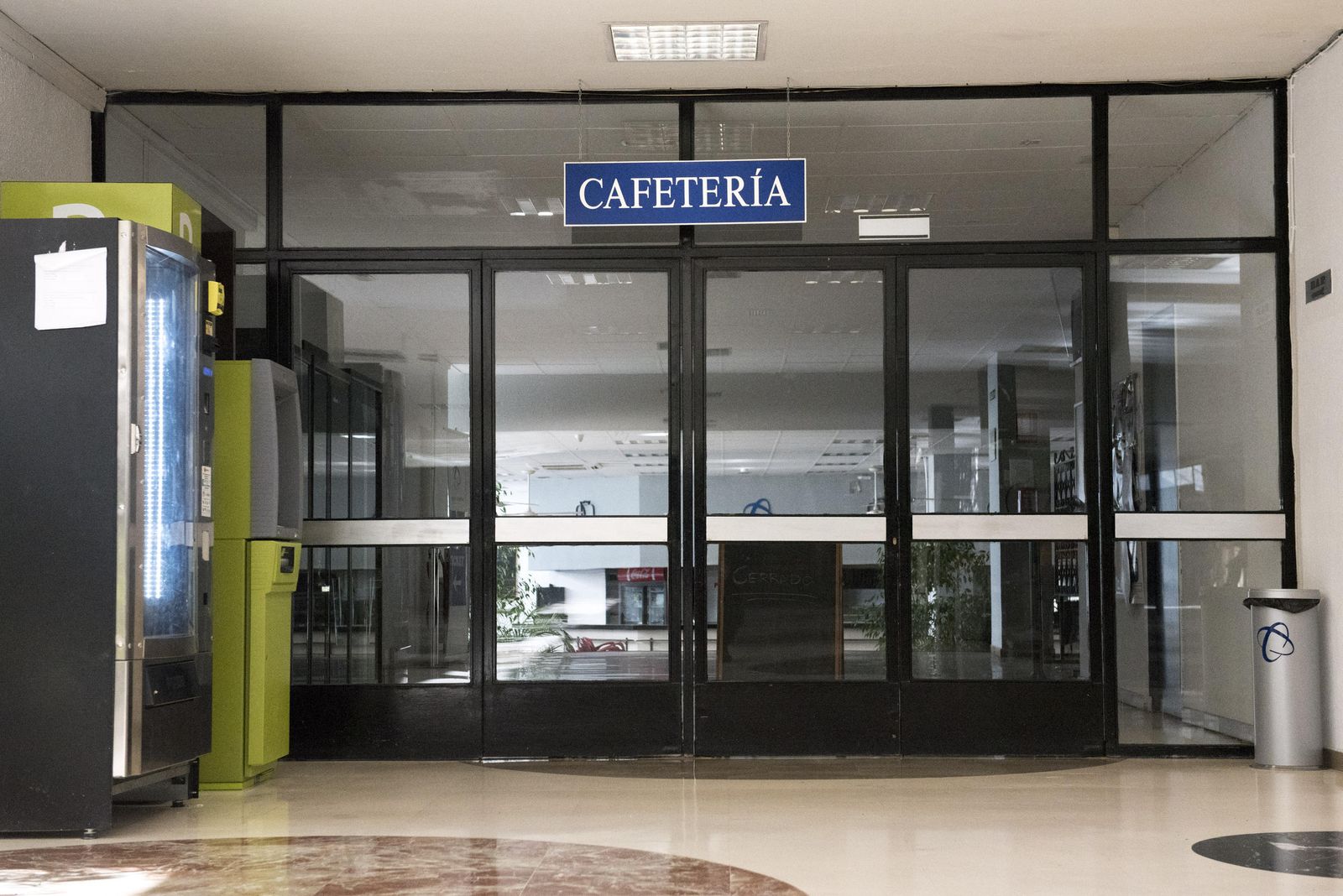 La cafetería cerrada