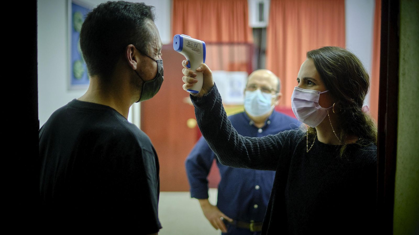 Toma de temperatura a la entrada del local de ensayo.