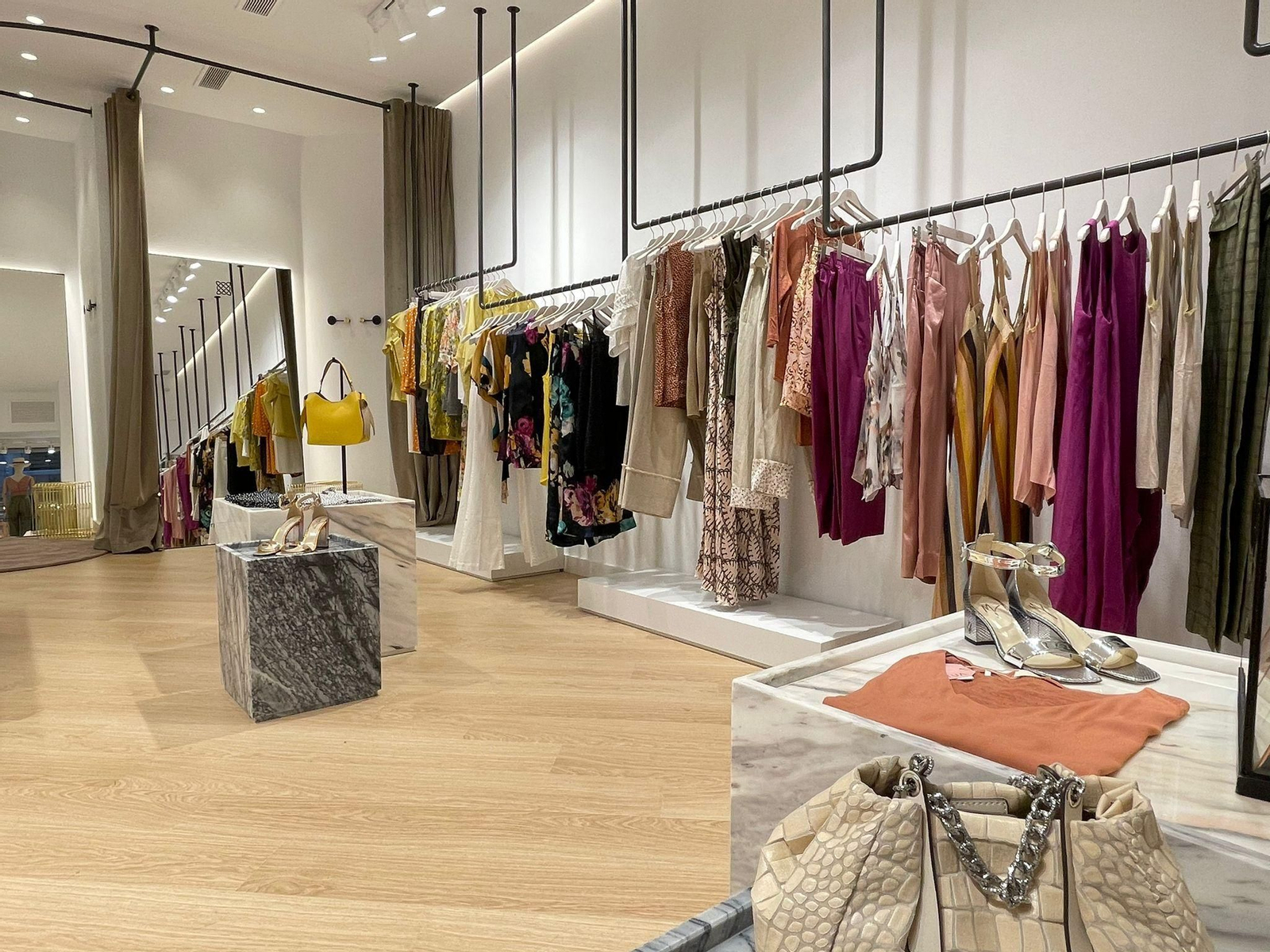 Pepetua, un nuevo espacio multimarca llega a Sevilla para revolucionar la moda 'slow fashion'. Pepetua, un nuevo espacio multimarca llega a Sevilla para revolucionar la moda 'slow fashion'.