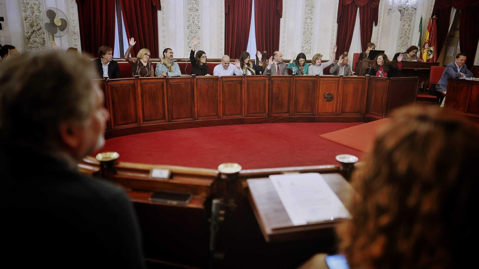 Momento del Pleno en el que los populares votan a favor de su propuesta de bonificaciones al IBI.