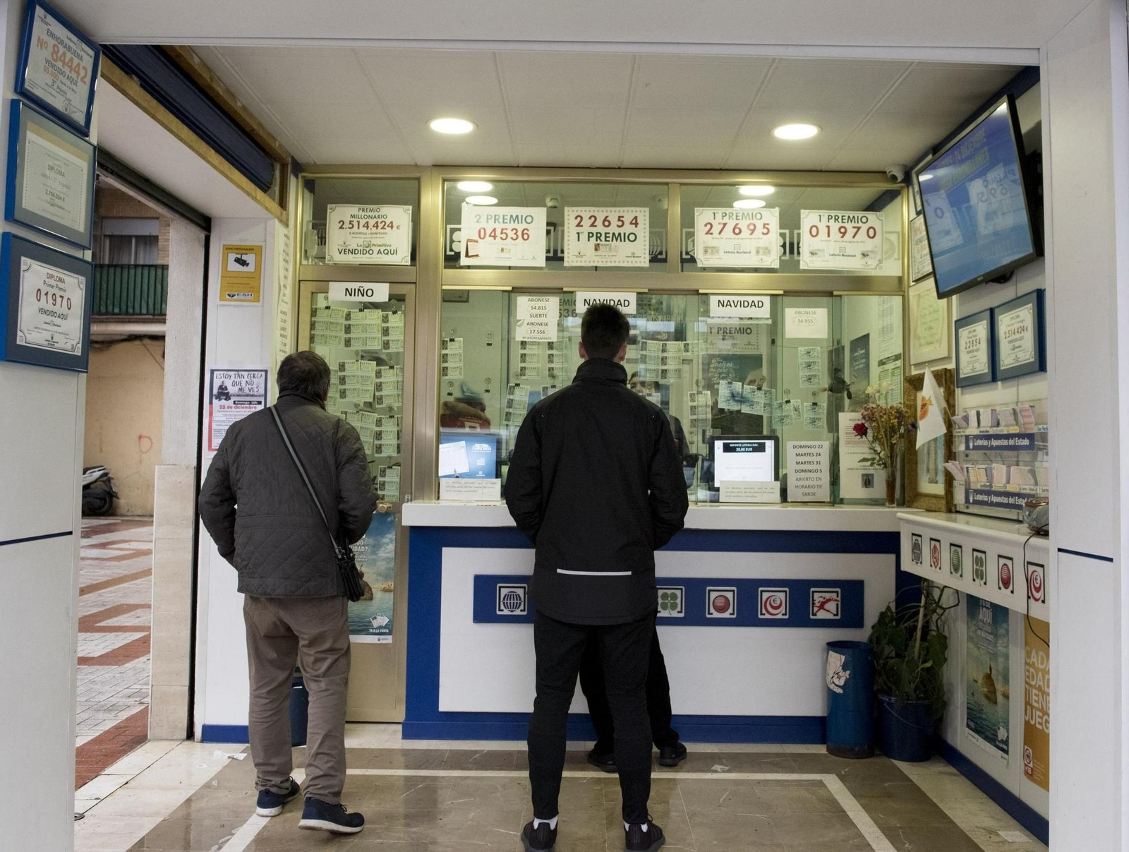 Varias personas en una administración de lotería.