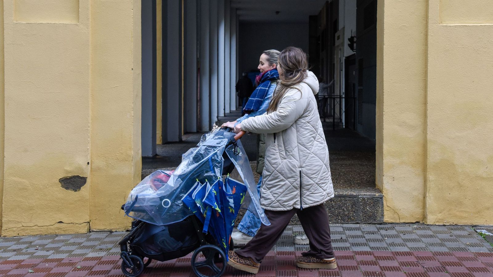 Dos mujeres pasean sus carritos por Sevilla Este.