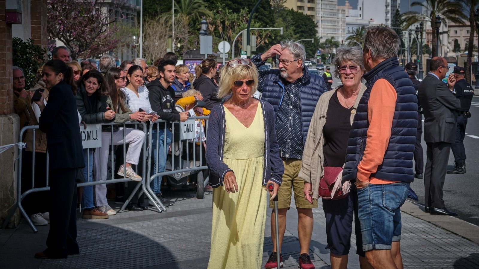 El rey Felipe VI saluda al público que lo esperaba en las afueras del Palacio de Congresos de Cádiz.