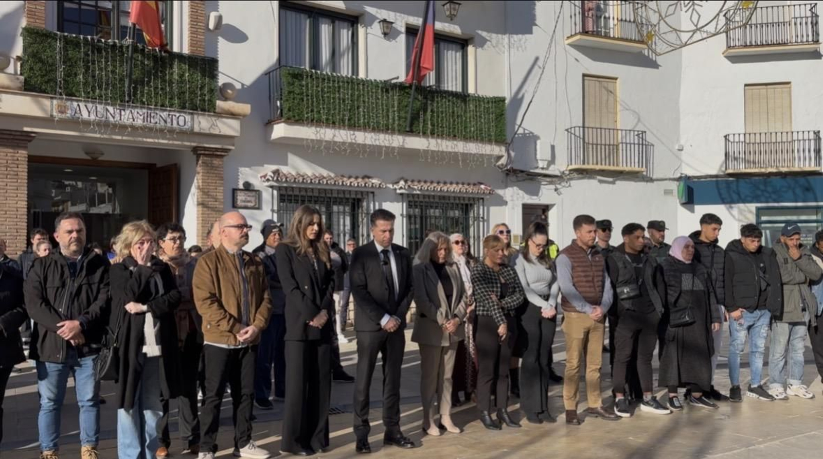 Minuto de silencio en la puerta del Ayuntamiento de Torrox.