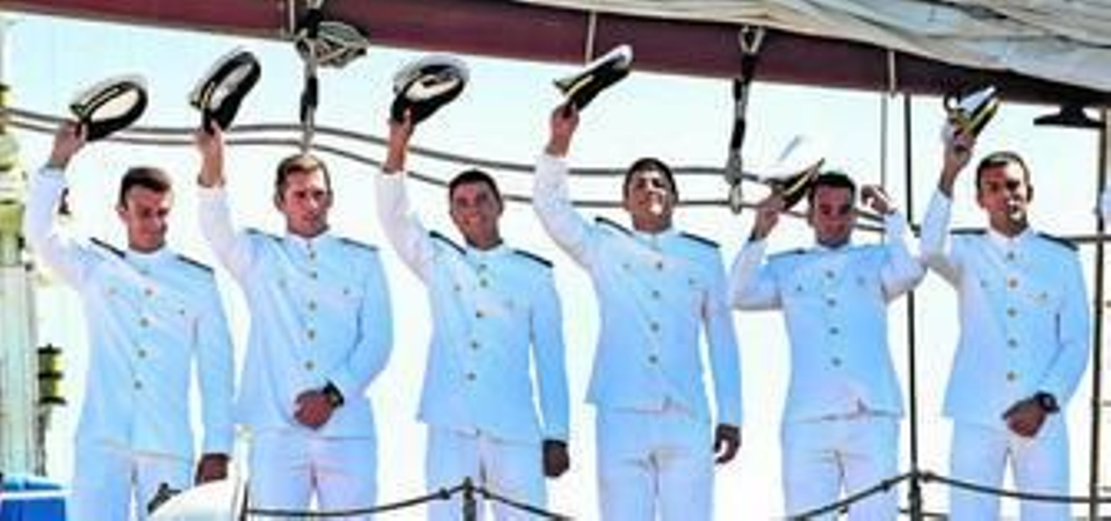 Miembros de la tripulación se depiden de sus familiares, que se encontraban en el muelle de Cádiz.