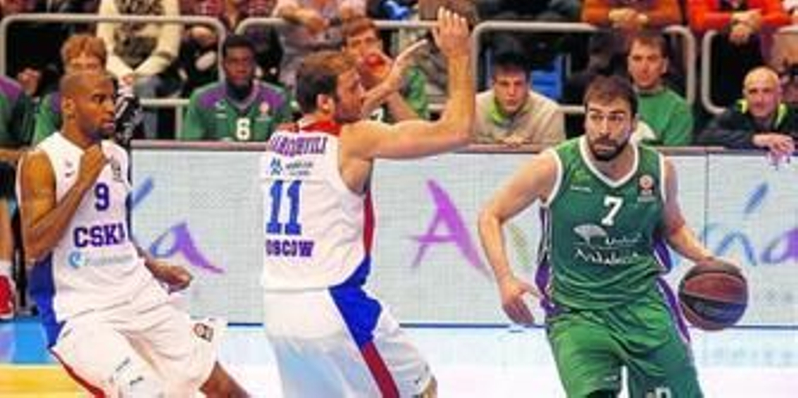 Vasileiadis encara el aro en el partido de la primera fase en el Carpena ante Jackson y Markoishvili.