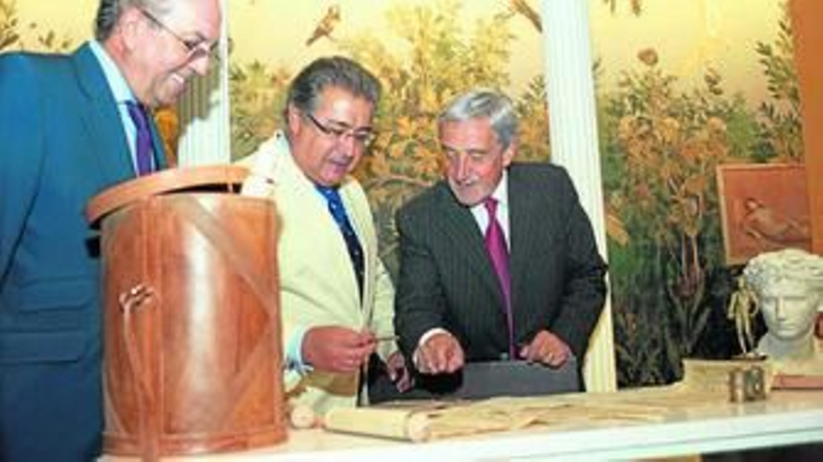 Zoido entre Juan Reguera, director territorial de La Caixa, y Luis Reverter, secretario general de la Fundación.