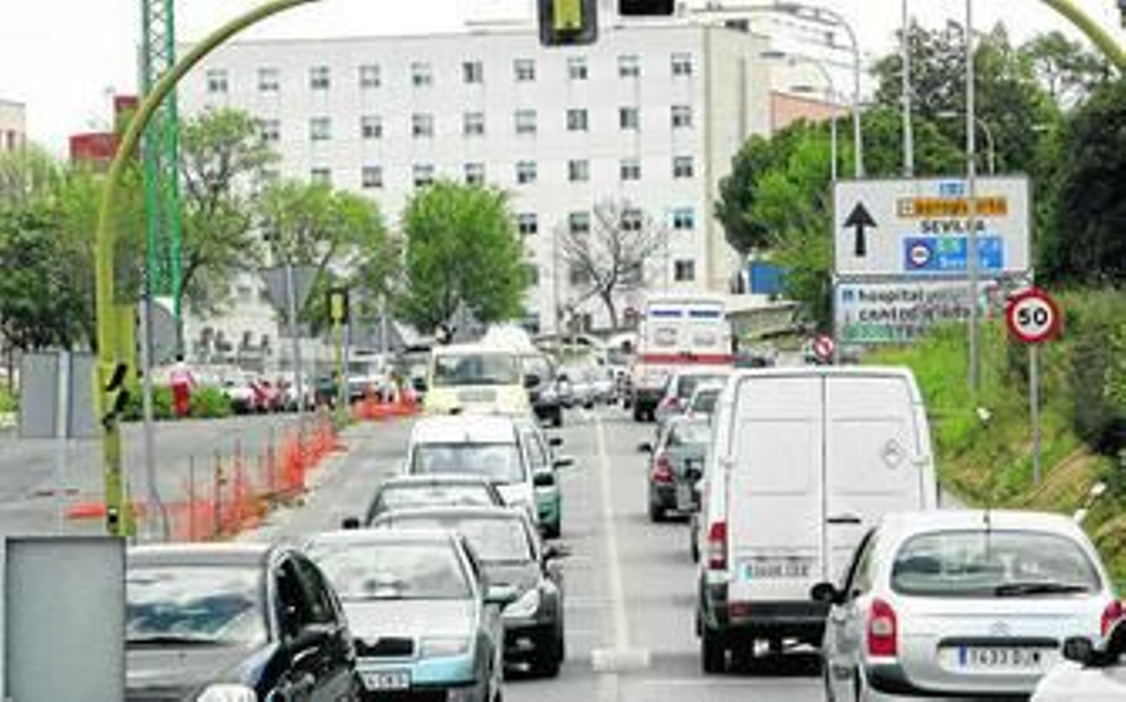 Tráfico intenso en el tramo entre el hospital y la rotonda del Calvario, aún sin desdoblar.