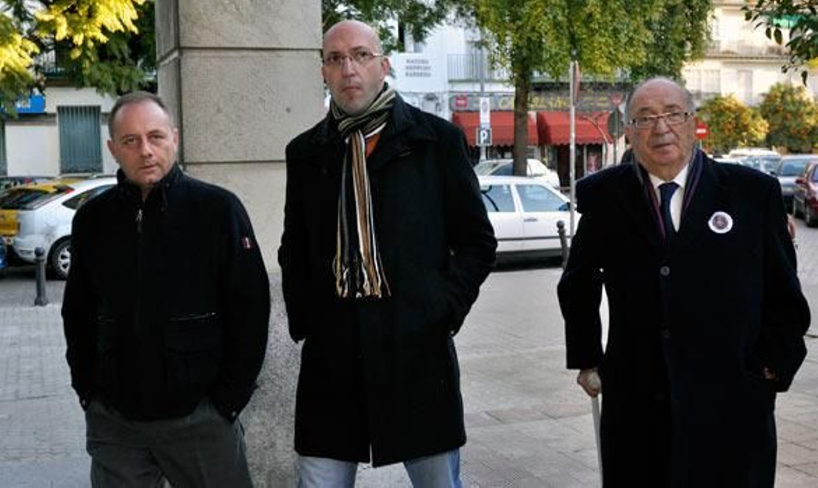El padre, el tío y el abuelo de Marta del Castillo a su salida de los juzgados en la octva sesión del juicio contra el Cuco.

Foto: Manuel Gómez