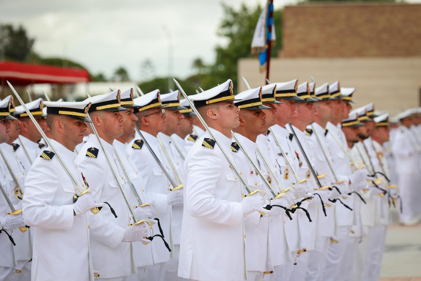 Las imágenes de la entrega de despachos a los nuevos suboficiales de la Armada que ha presidido el Rey en San Fernando