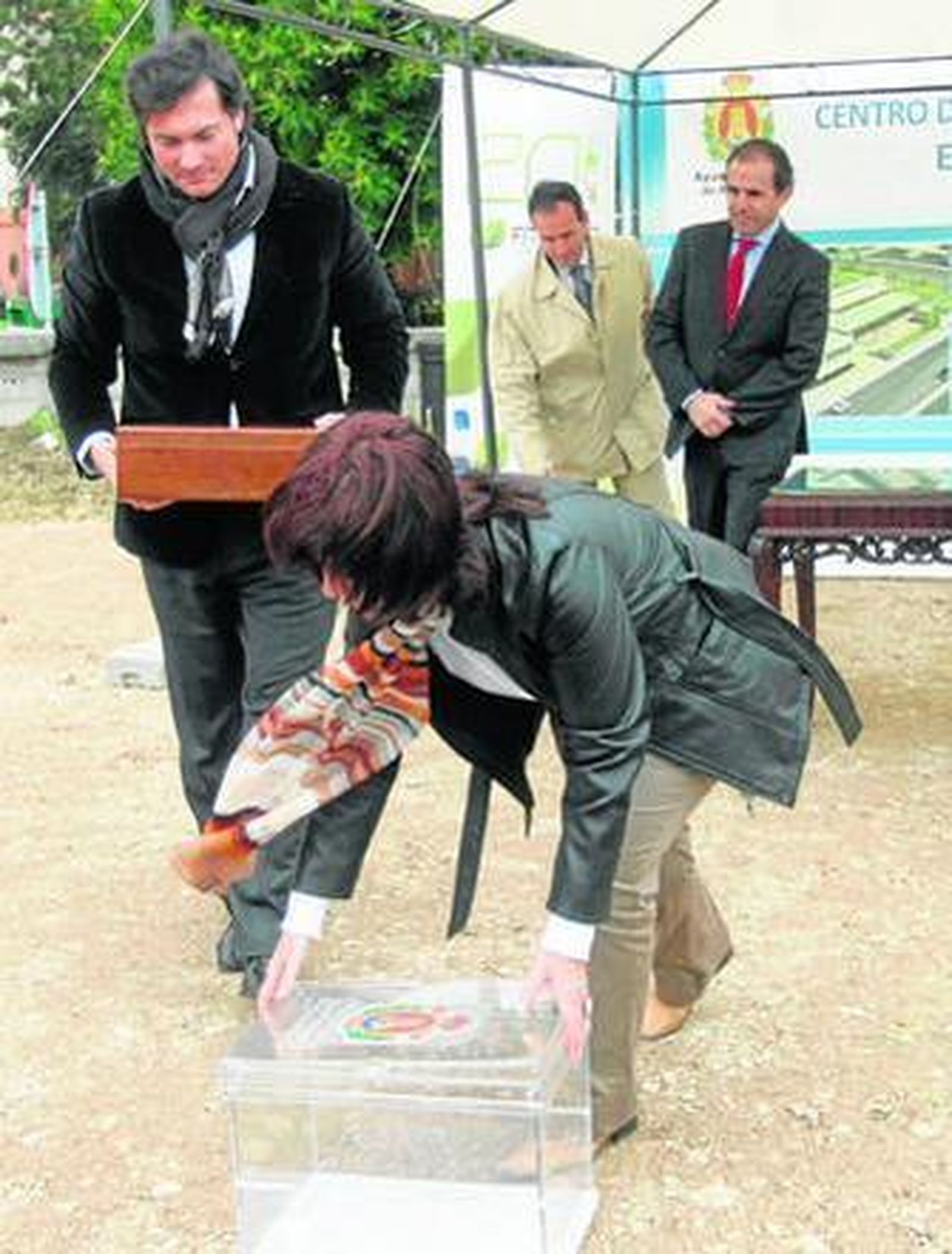 Pablo Pérez detrás de Sánchez Rull en la primera piedra del complejo de Body Factory en marzo de 2011.