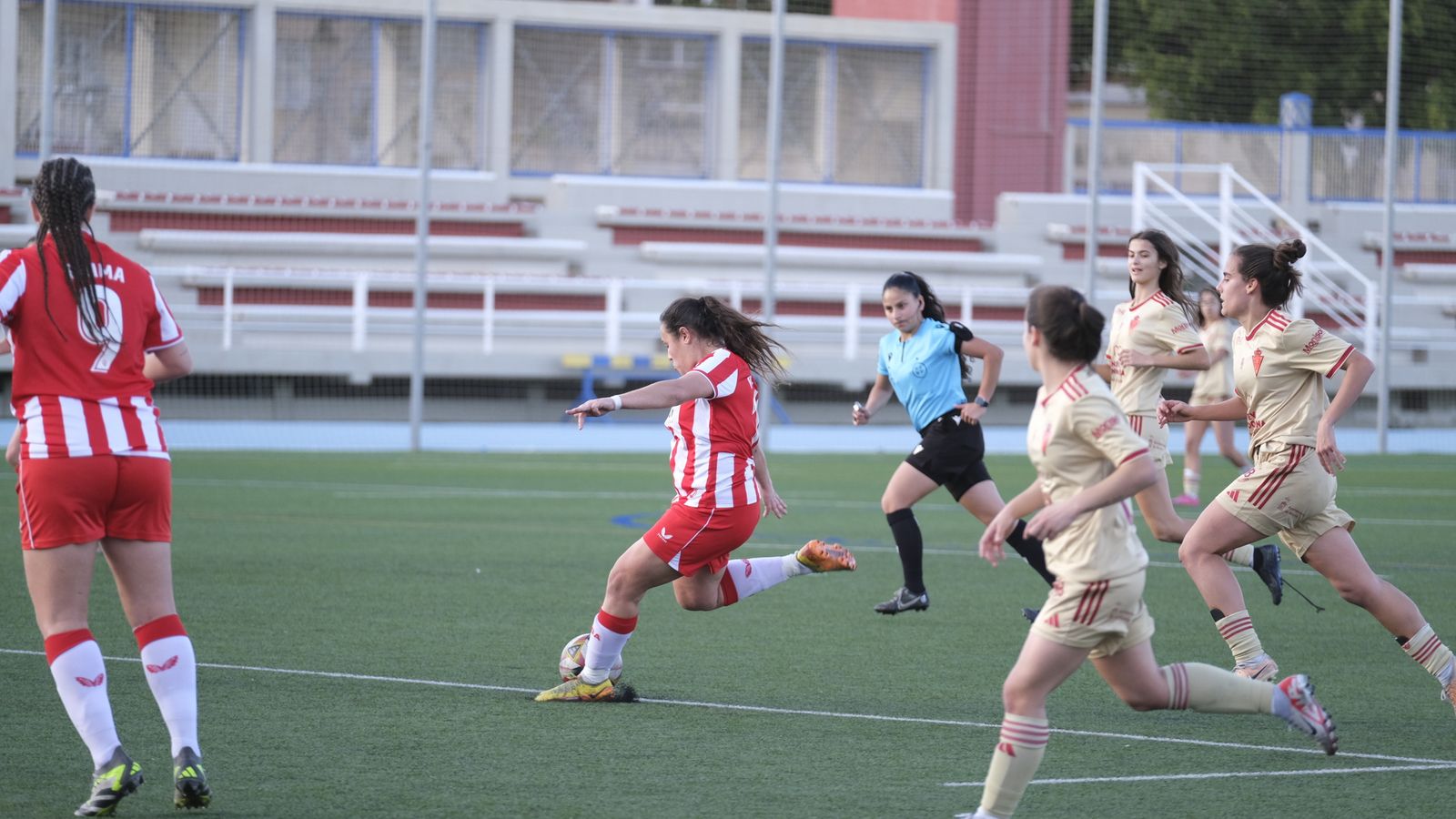 Paqui prepara la pierna para realizar un disparo.