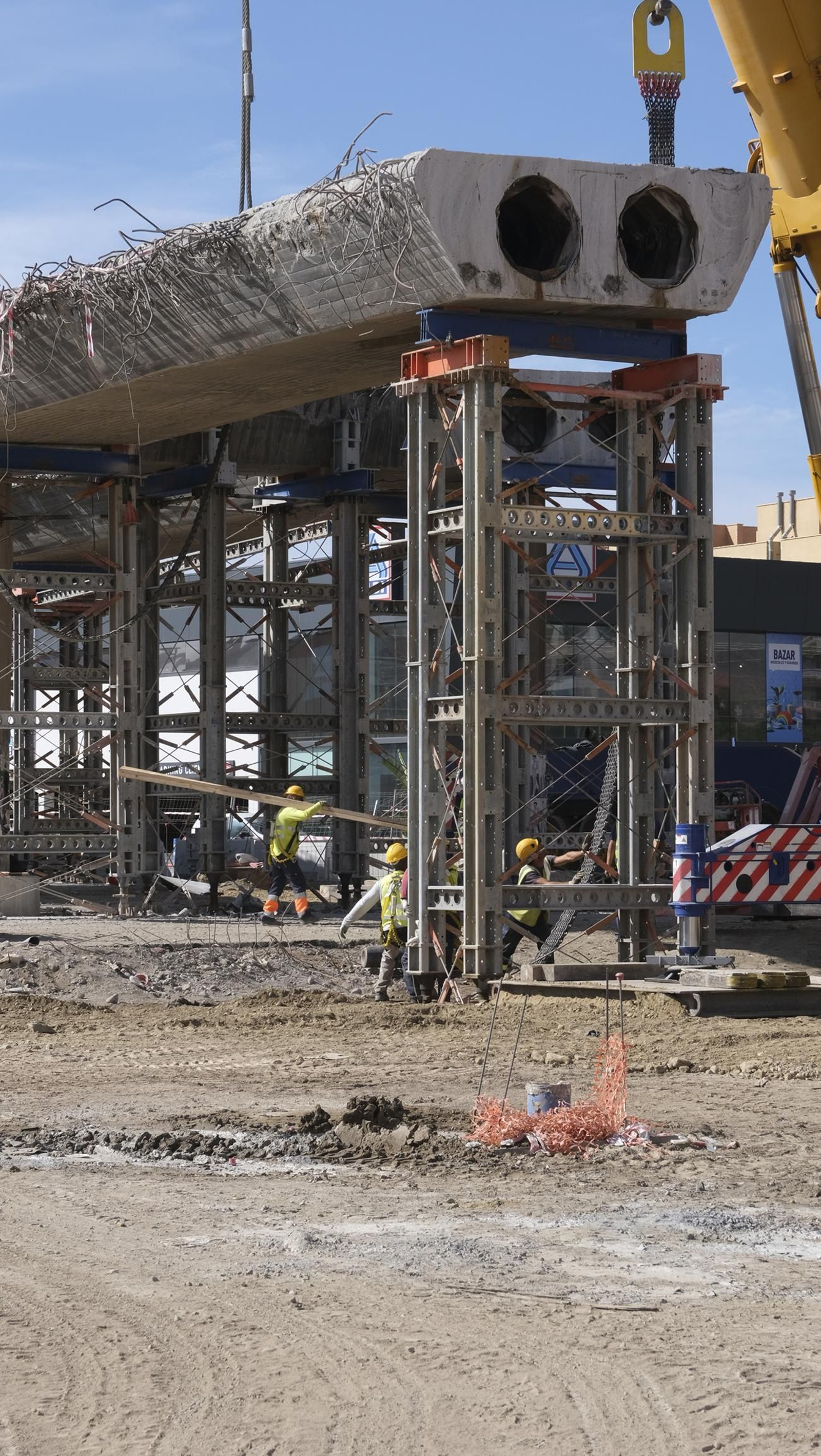 El Puente de la Avenida del Mediterráneo en su última fase de desmantelamiento, en imágenes