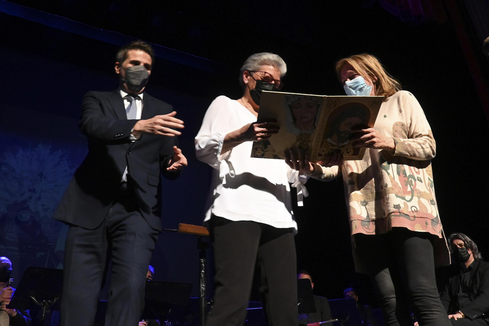 Emilia Cayuela recoge las tapas del pregón oficial de la Semana Santa