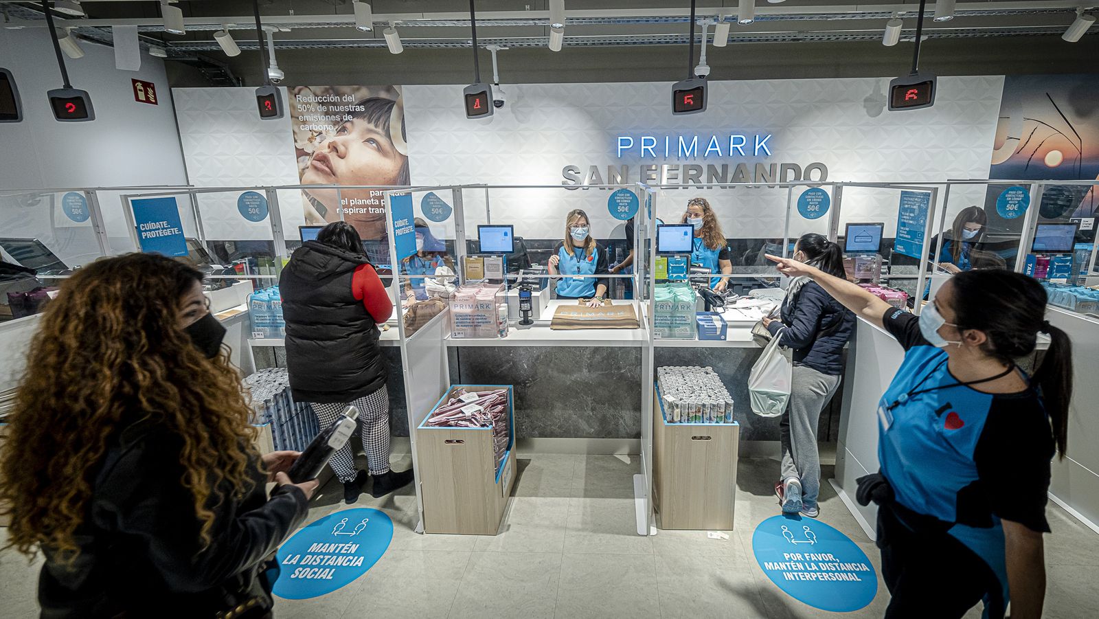 Interior de la tienda de Primark en Bahía Sur .