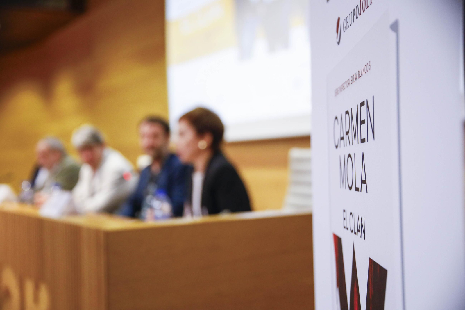 Carmen Mola presenta su libro "El clan" en la Casa de las mariposas de Almería, en imágenes