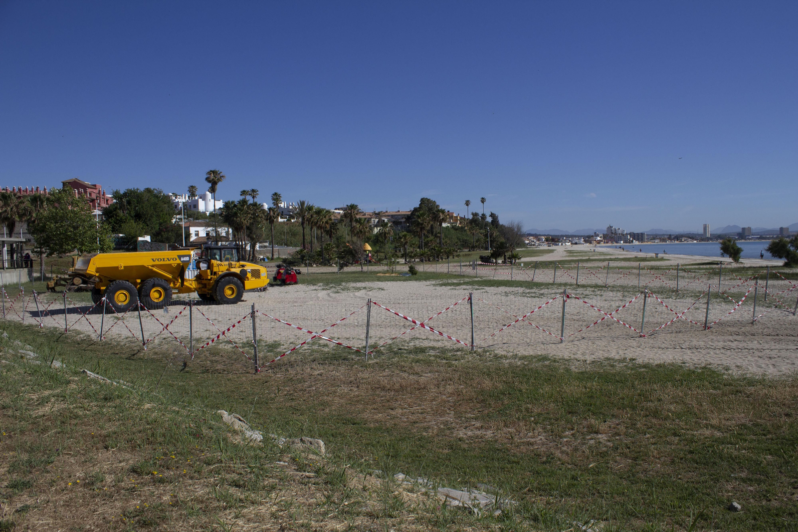 Fotos del tercer trasvase de arena de la playa de El Rinconcillo