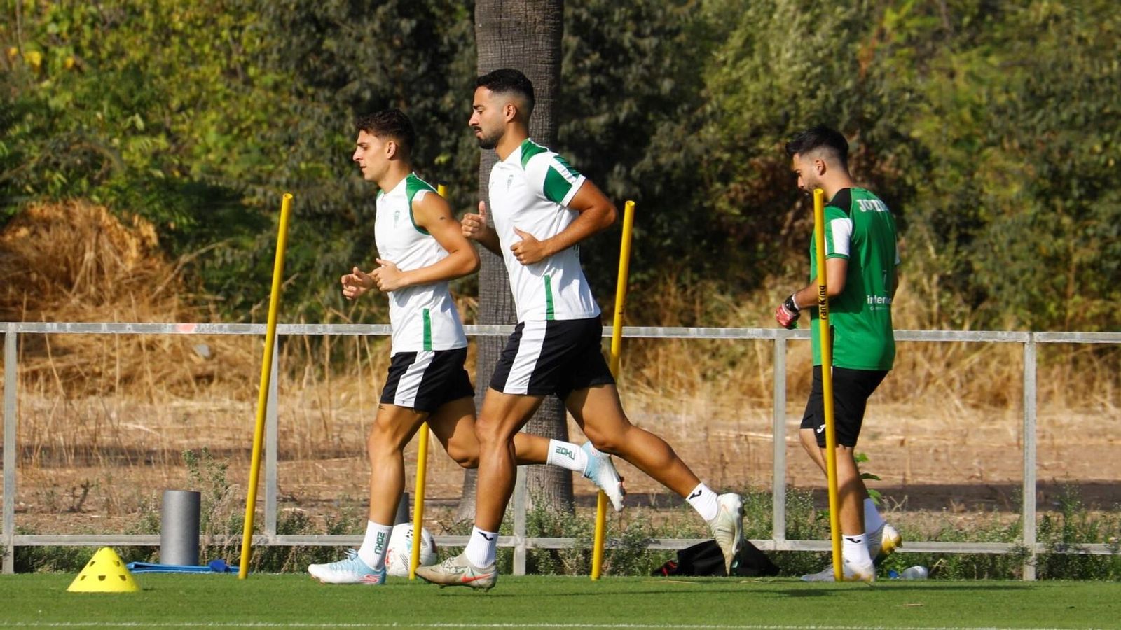 Rubén Alves y Juan María Alcedo realizan carrera continua este jueves en el entrenamiento del Córdoba CF.