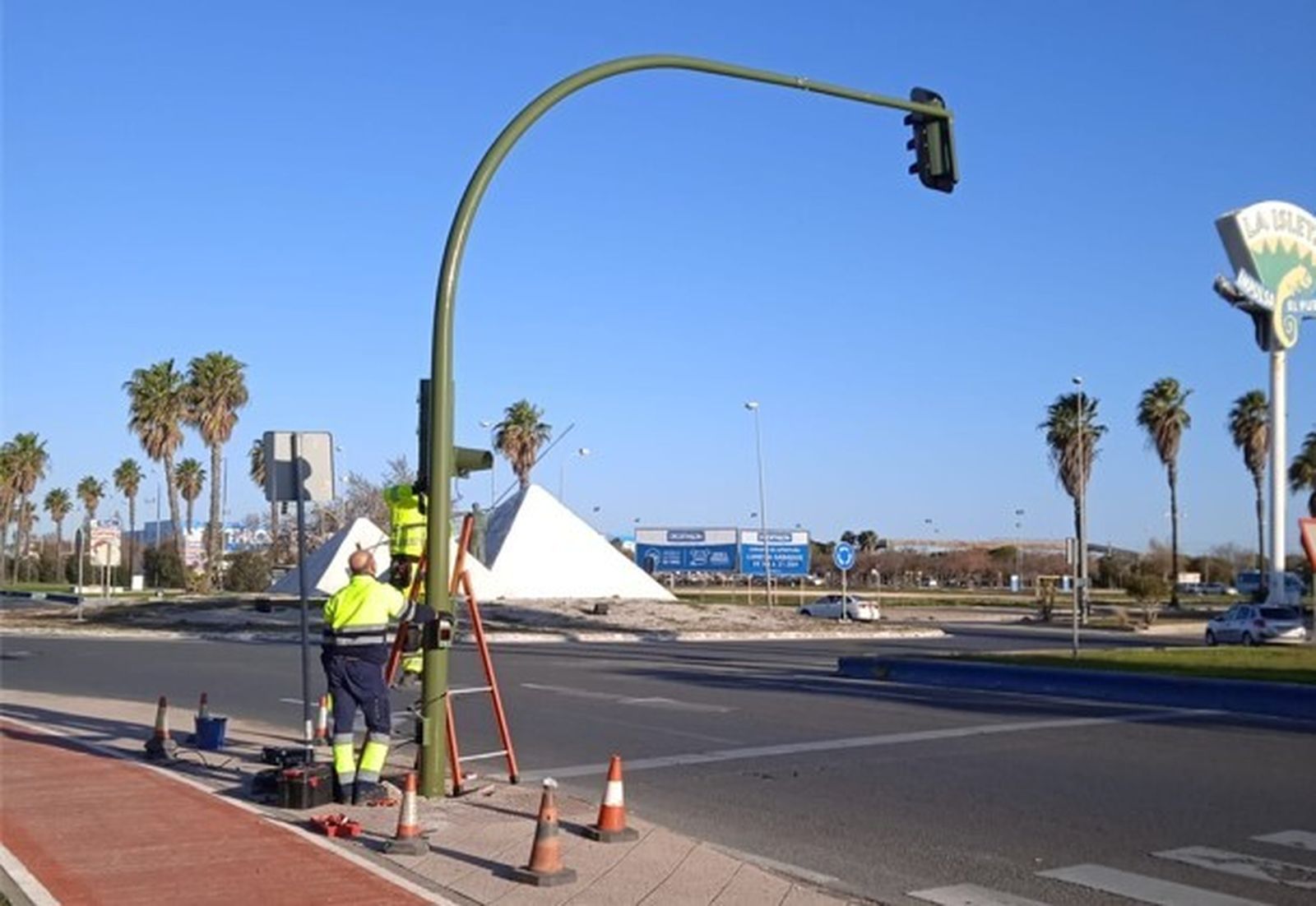 Una imagen de los trabajos de reposición del semáforo junto al Caballo Blanco.