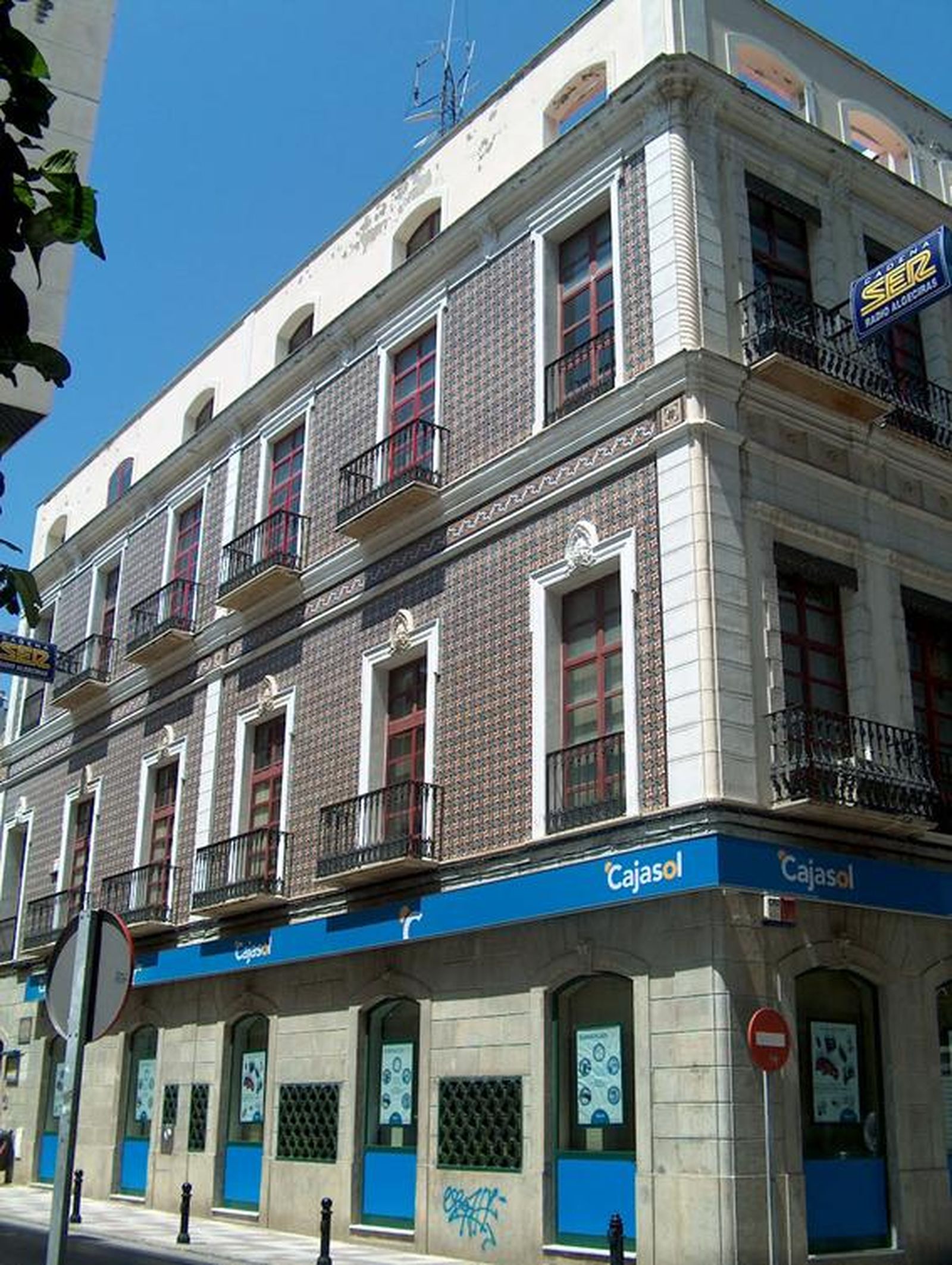 Edificio del Radio Algeciras, antiguo Bazar Fillol, en la esquina entre las calles General Castaños (antigua de Carretas) y Radio Algeciras (antiguo tramo alto de la calle Real).
