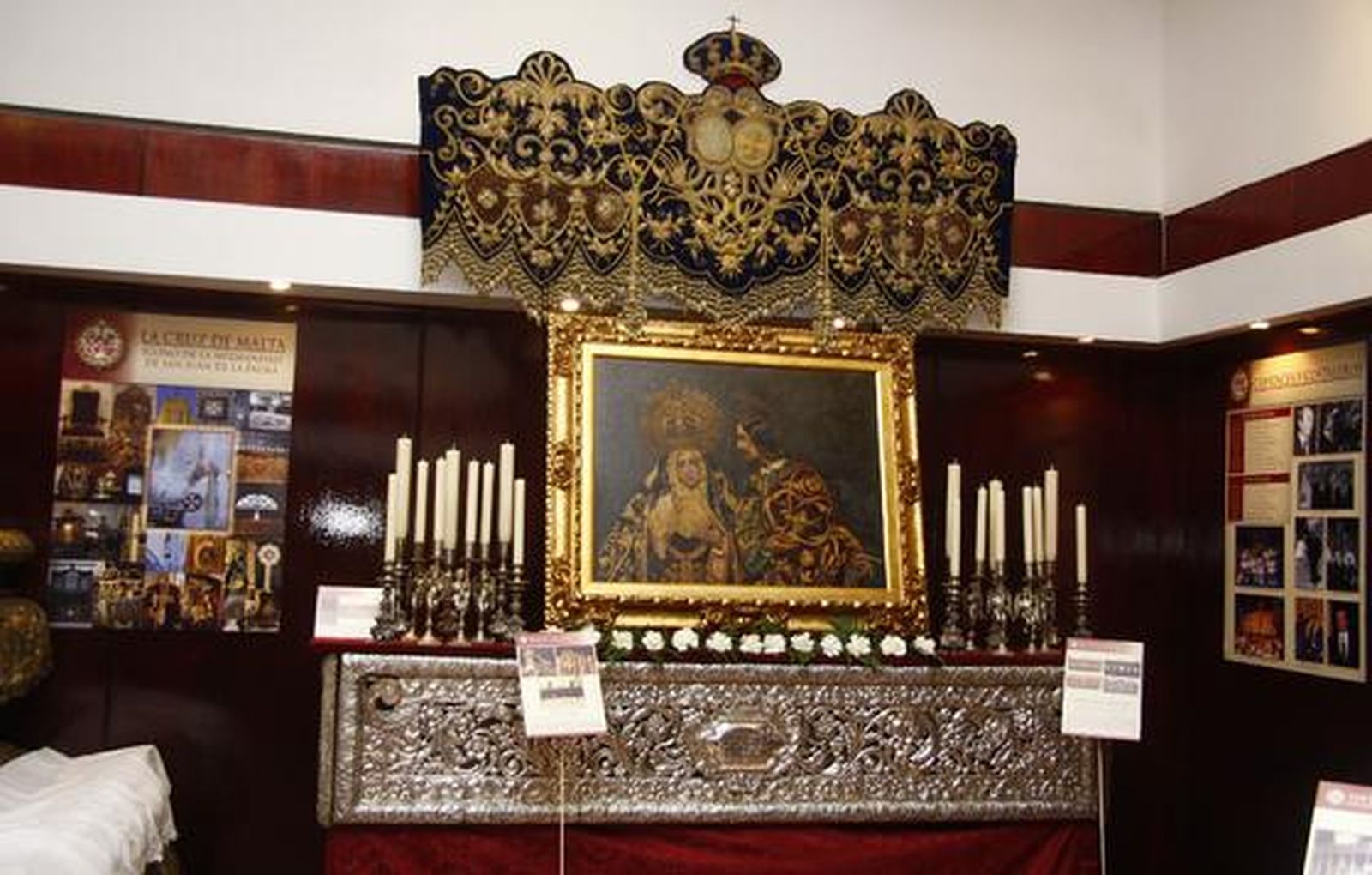 Los visitantes aprecian los objetos de la exposición "Tan lejos y tan cerca", de la Hermandad de la Amargura.

Foto: Belen Vargas