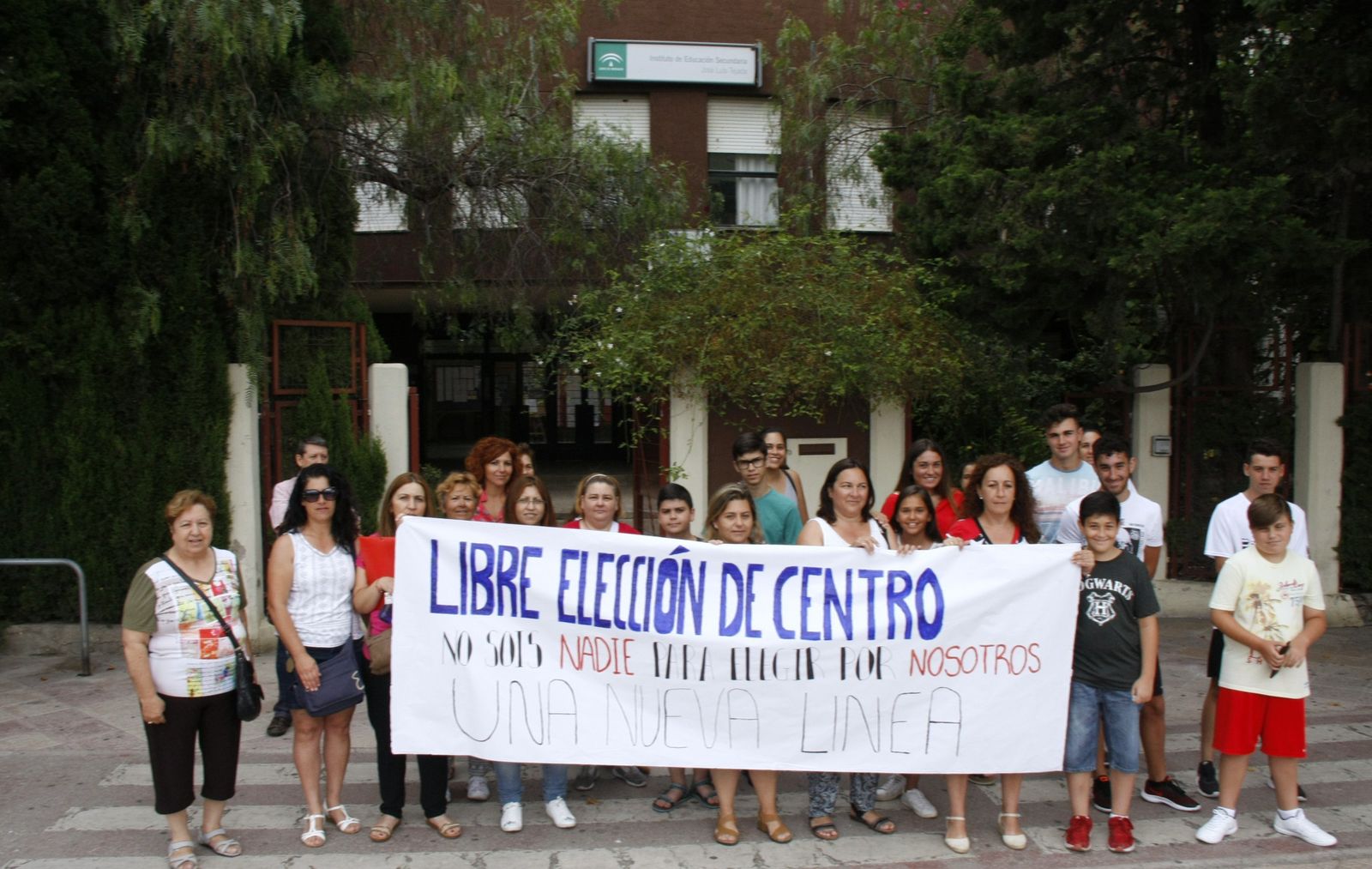 Parte de las familias que acudieron ayer a protestar a las puertas del IES José Luis Tejada, para pedir la libre elección de centro educativo.