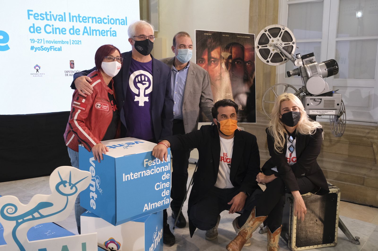 Enrique Iznaola con Macarena Astorga (directora), Vicente Vergara (actor) y María Luisa Gutiérrez y Álvaro Ariza (productores).