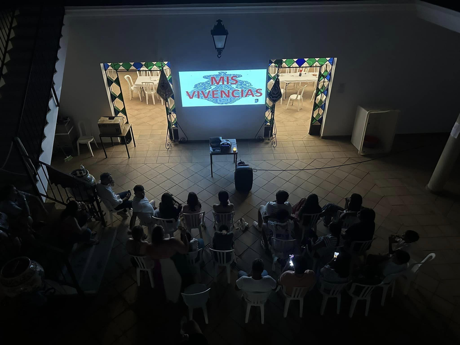 Charla del hermano mayor a los jóvenes participantes.