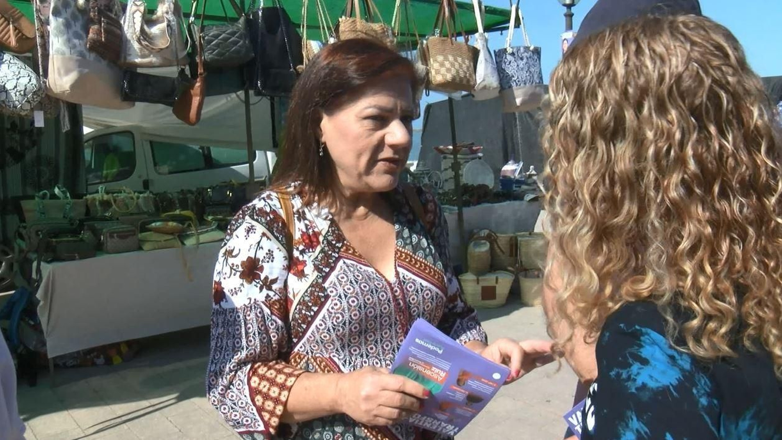 Ascensión Ruiz, este viernes durante un reparto de propaganda en el mercadillo
