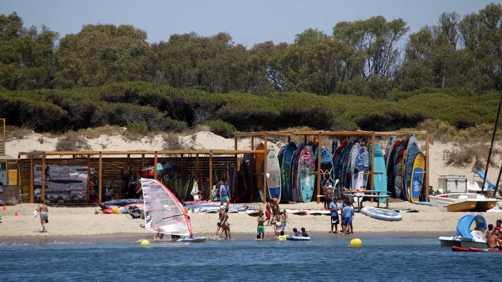 Una de las instalaciones de actividades náuticas en una playa de la comarca