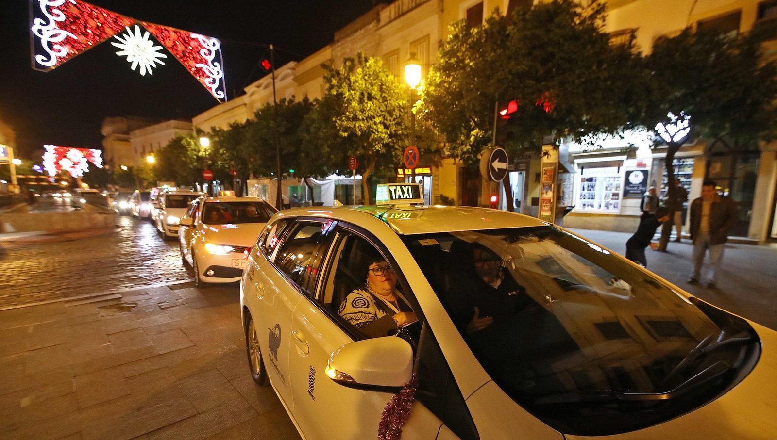 Imágenes del paseo en taxi a los mayores para disfrutar del alumbrado navideño