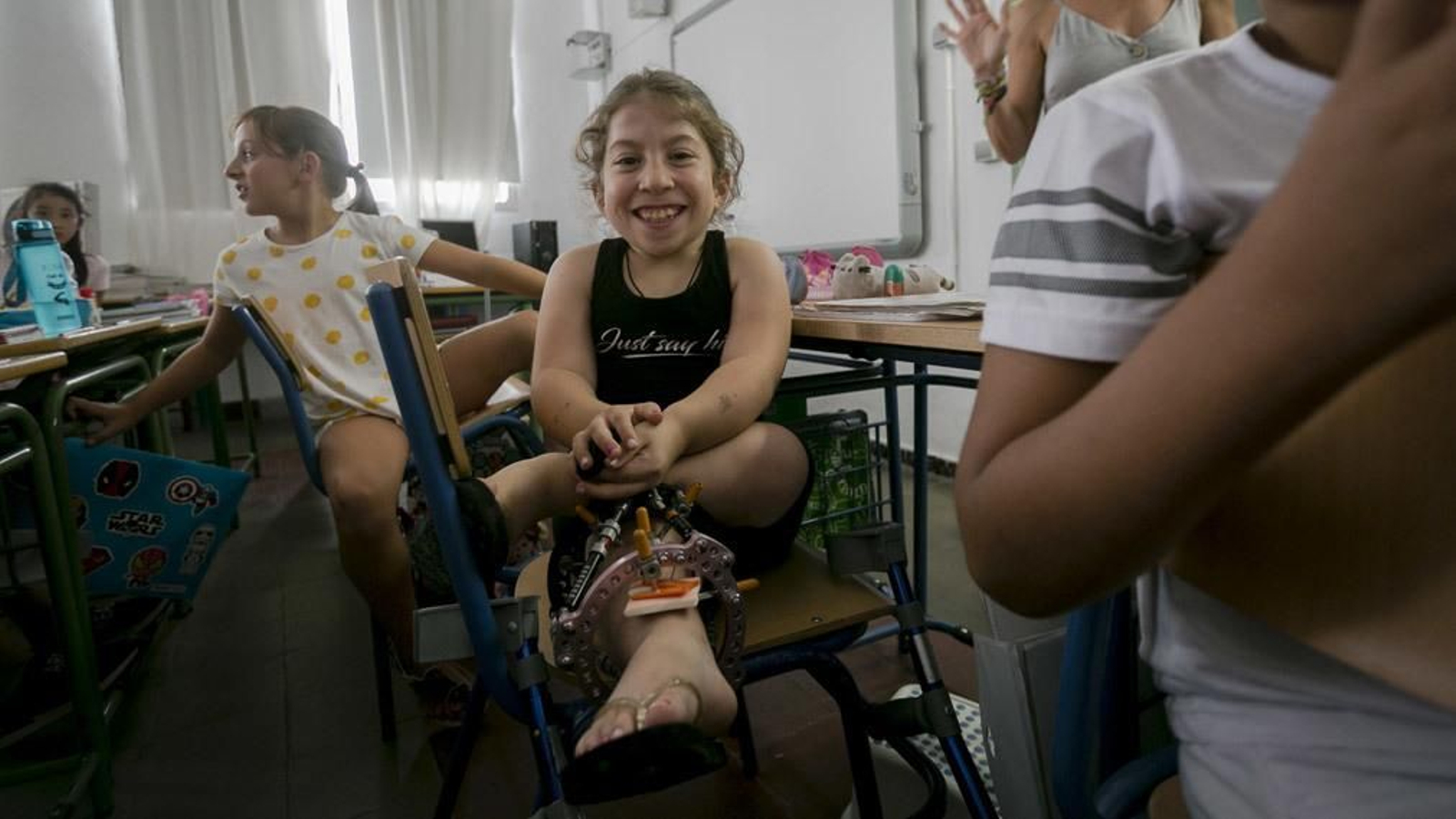 Marcela Rey sonríe sentada en su pupitre.