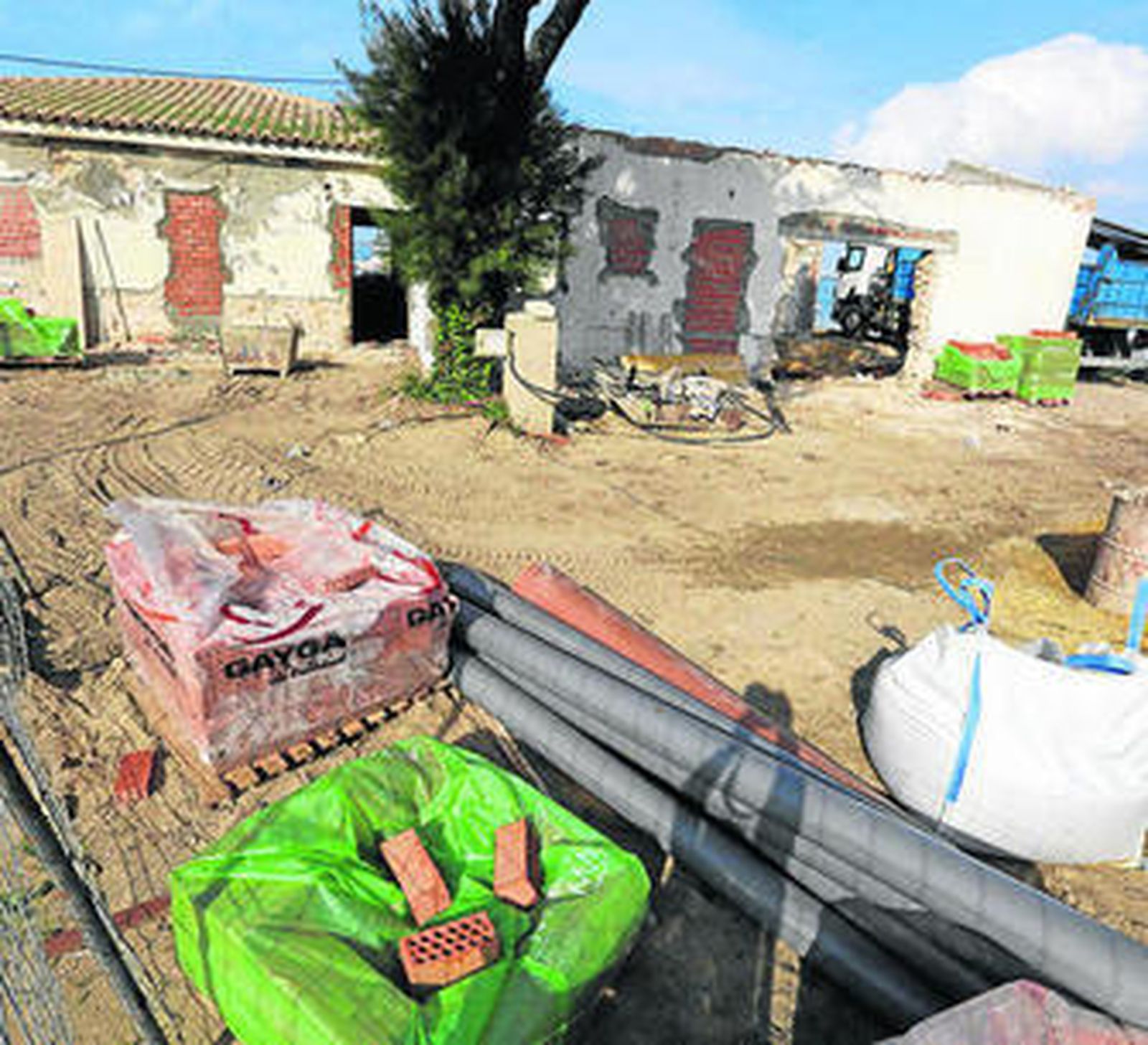 Imagen del avance de los trabajos dentro del inmueble, con una vista con embarcaciones al fondo.