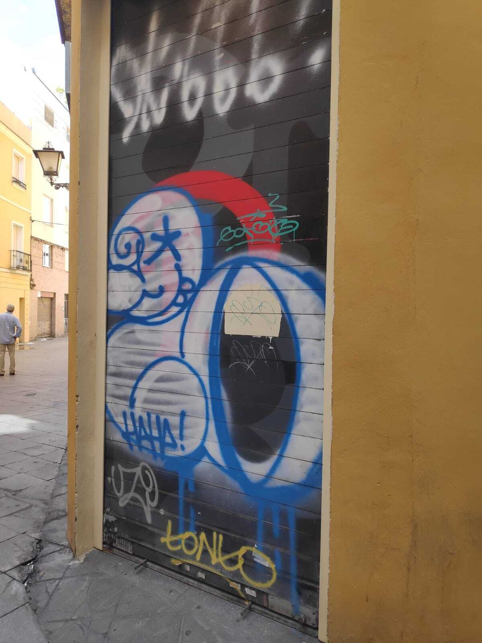 El PP denuncia la "degradación de un casco histórico, inundado de pintadas"