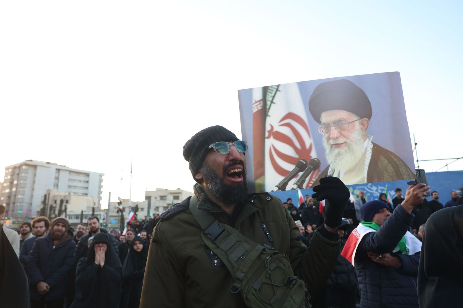 Partidarios del régimen irarní lloran la muerte de su líder supremo, Alí Jamenei.